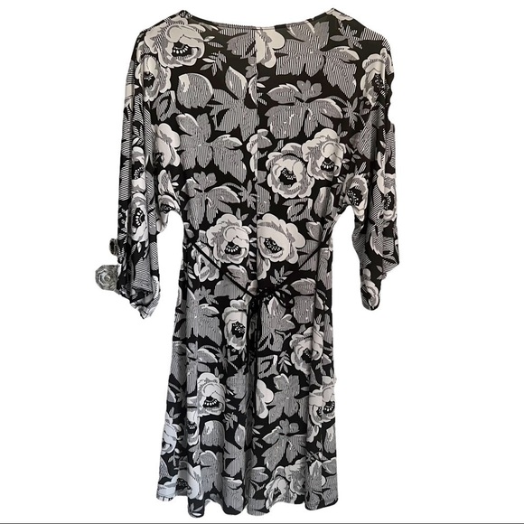 BLU Heaven Black and White Floral Empire Dress V Neck Tie at Waist Wide Sleeve M - Picture 9 of 12